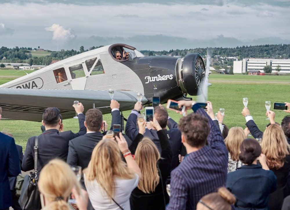 Hoch die Gläser: Die F 13 hebt zum ersten Flug ab.