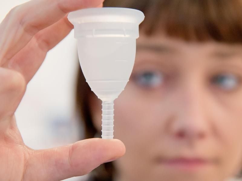 Menstruationstassen sammeln das Blut und werden anschließend ausgeleert. Im Vergleich zu Tampons oder Binden sparen sie einiges an Müll. Aber nicht jeder kommt mit den Bechern zurecht. Foto: Daniel Karmann/dpa/dpa-tmn