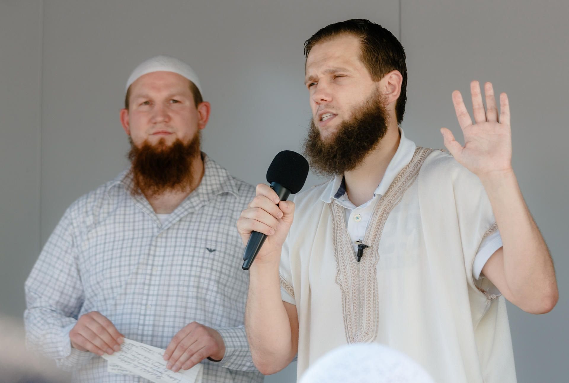 Pierre Vogel alias "Abu Hamza" und Sven Lau alias "Abu Adam" stehen im Juli 2014 in Hamburg