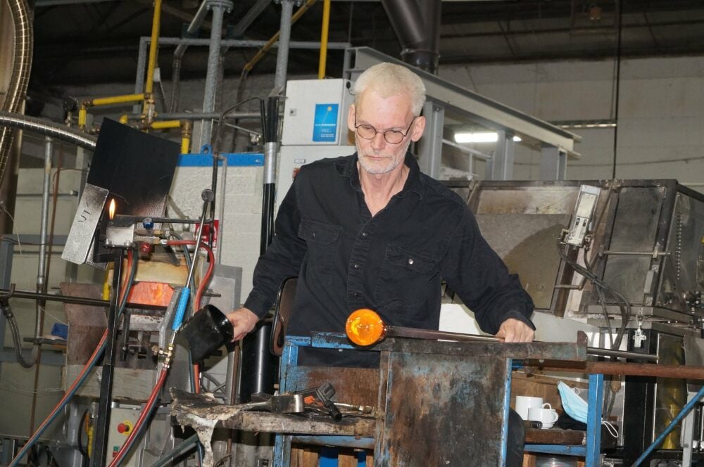 Peter Kuchinke bei der Arbeit in seiner Glaswerkstatt.