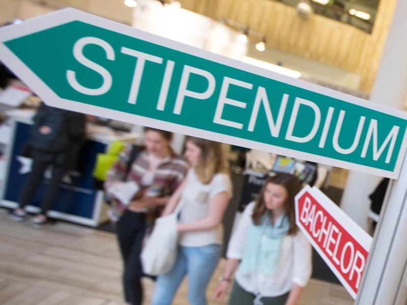 Wer sich für ein Stipendium bewerben möchte, muss sich selbst erstmal klar darüber werden, was er eigentlich möchte. Denn das Angebot ist vielfältig. Foto: Florian Schuh/dpa-tmn