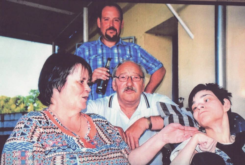 Ein Bild aus glücklichen Zeiten: Karin Flügel, Sohn Andreas, Ehemann Helmut und die von Geburt an schwerstbehinderte Tochter Kerstin. Die inzwischen verstorbene fünffache Mutter hatte sich zeitlebens um die Pflege ihres heute 34 Jahre alten Kindes gekümmert.