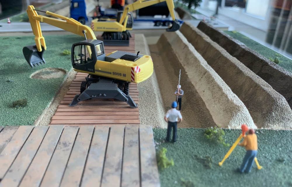Ein Modell von 50 Hertz zeigt, wie die Baustelle für den „SuedOstLink“ aussehen könnte: Der Arbeitsstreifen ist 40 Meter breit. Der Bodenaushub wird an der Seite gesammelt - die Kabel werden in zwei Gräben, die 1,80 Meter tief sind, verlegt. Der Schutzstreifen ist nach Fertigstellung rund 20 Meter breit.
