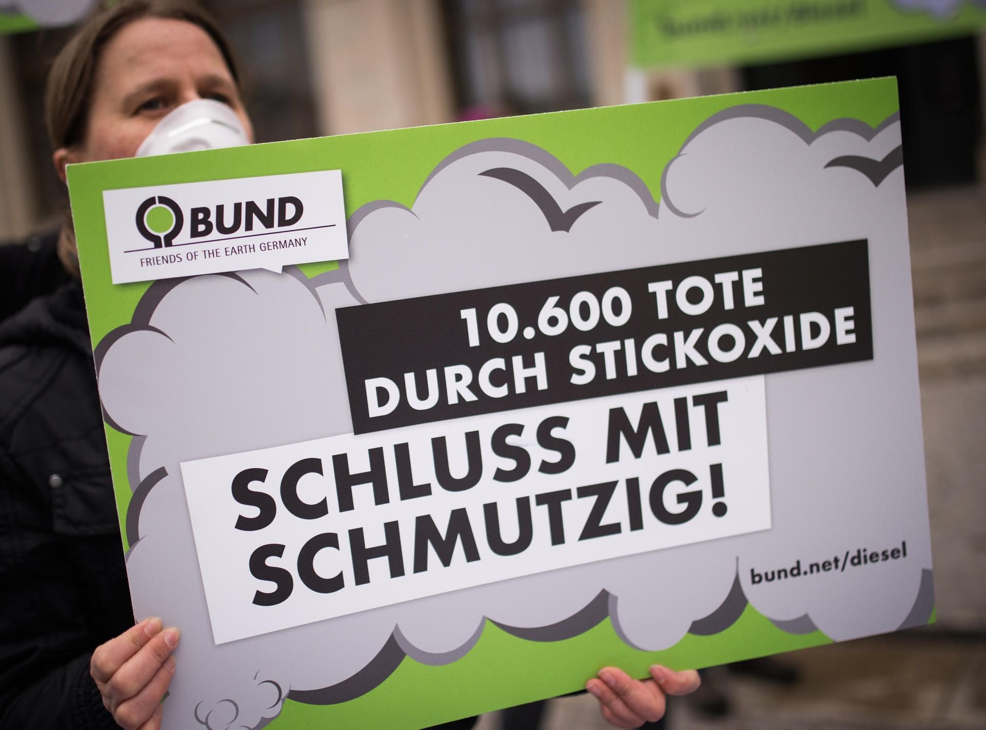Demonstranten des Bund für Umwelt und Naturschutz Deutschland (BUND) protestieren vor dem Bundesverkehrsministerium in Berlin gegen Luftbelastungen durch Diesel-Stickoxide.