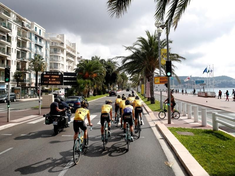Kurz vor dem Tour-Start in Nizza wurden die Corona-Maßnahmen für die Teams verstärkt. Foto: Thibault Camus/AP/dpa