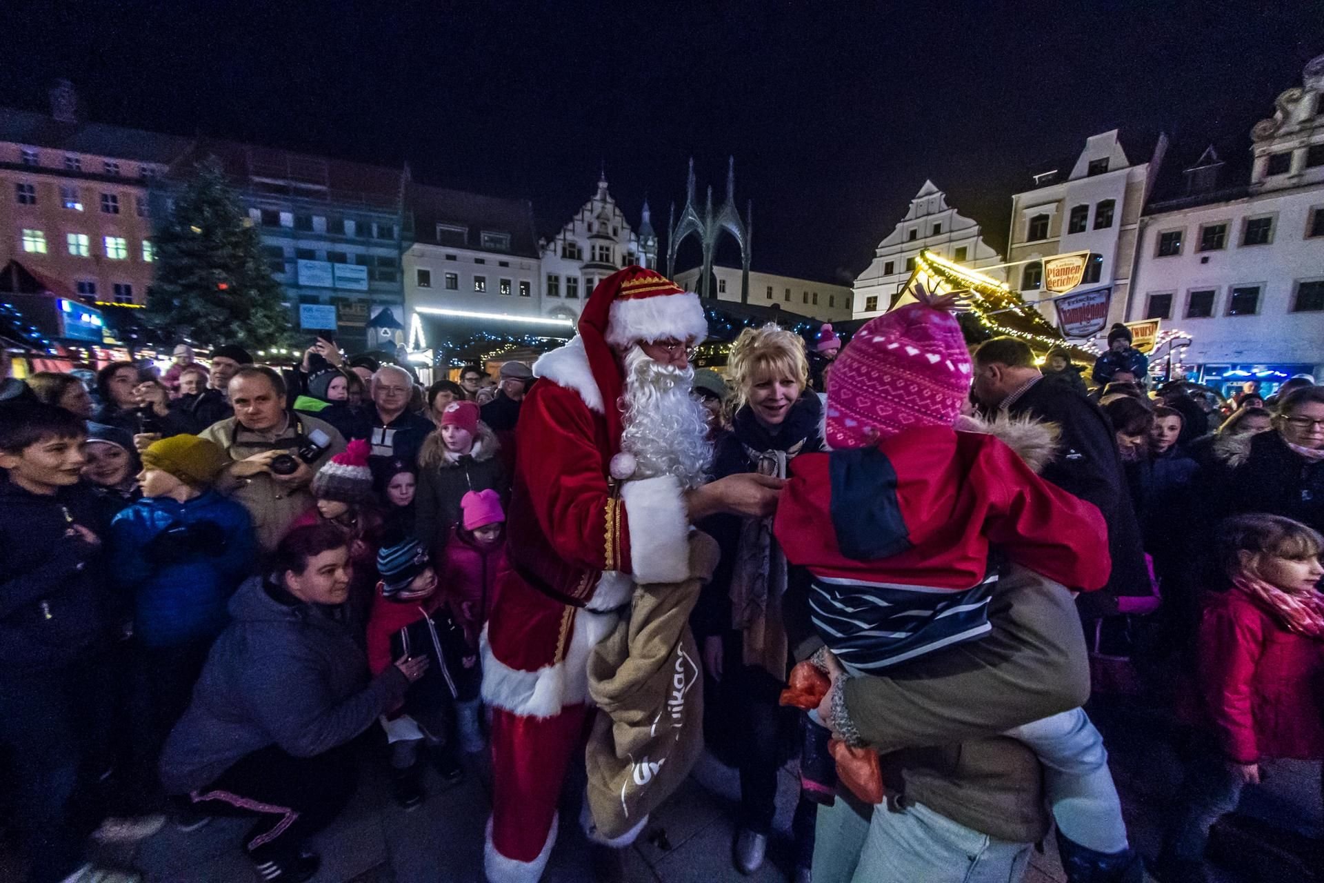 In der Kulisse des Wittenberger Marktes werden bis zum 29. Dezember täglich von 11 bis 22 Uhr gastronomische und andere (bis 20 Uhr) Angebote unterbreitet. Am 24. und 25. Dezember ist geschlossen.
