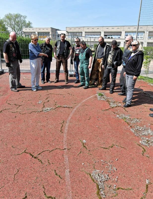 Baubesichtigung: Auf dem Bolzplatz ist alles kaputt.