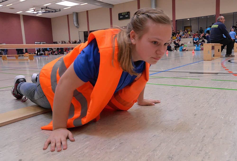 Julia Emmanuel von der Feuerwehr Frose kämpft sich für ihre Mannschaft über den Parcours.