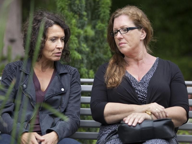 Jutta Hoffmann (Sieglinder Schloer, r.) Ensemblemitglied der Babbeldasch, ist eine gute Quelle für Lena (Ulrike Folkerts). Foto: SWR/Martin Furch