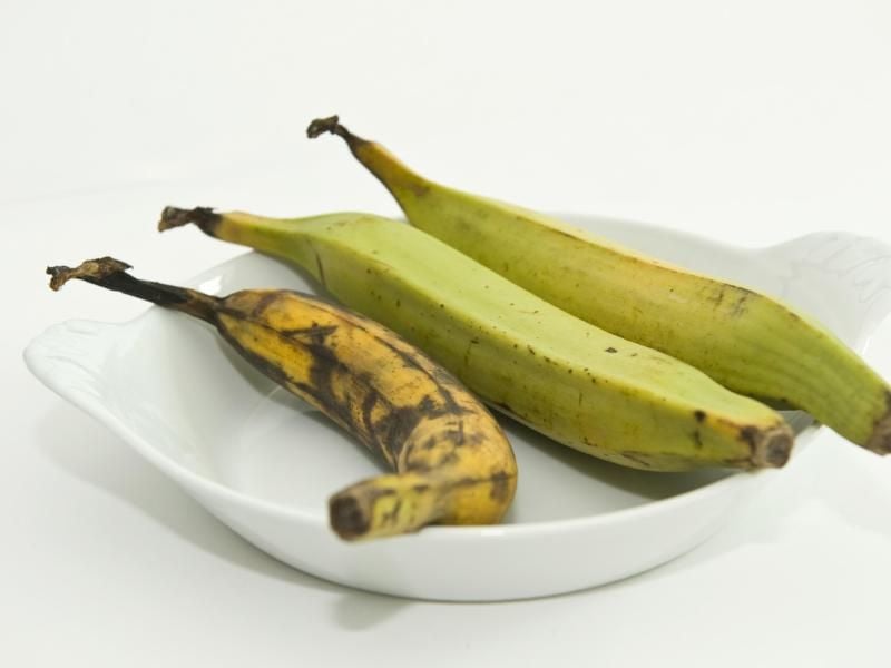 Sie sehen aus wie die normale Banane, schmecken aber anders: Kochbananen werden vor allem für herzhafte Gerichte verwendet. Foto: Jens Schierenbeck