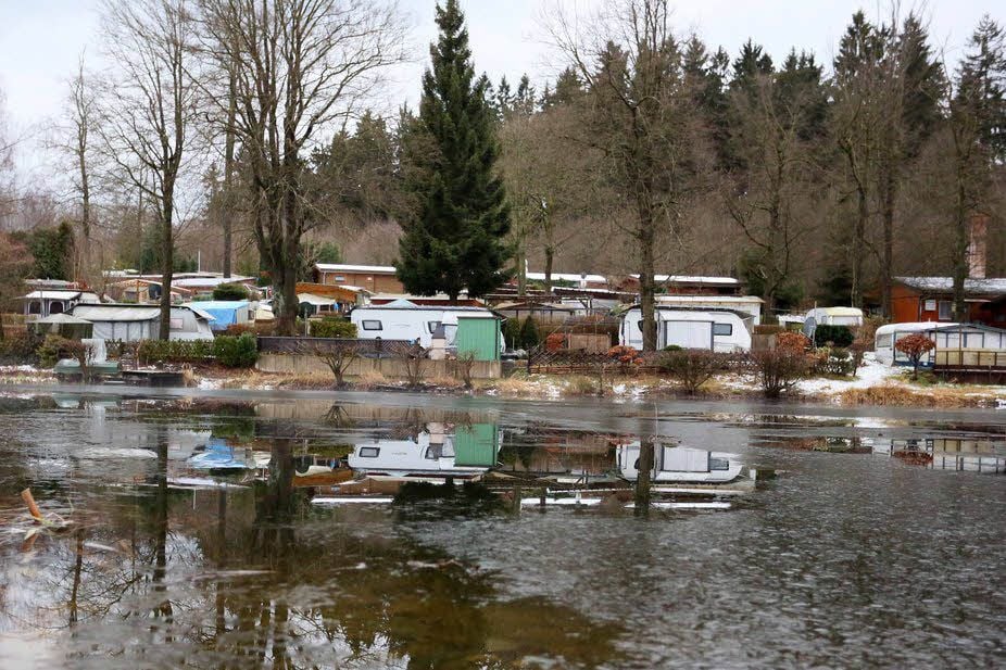 Still ruht der Bremer Teich. Nur ab und an kommen zu dieser Jahreszeit ein paar Dauercamper vorbei.