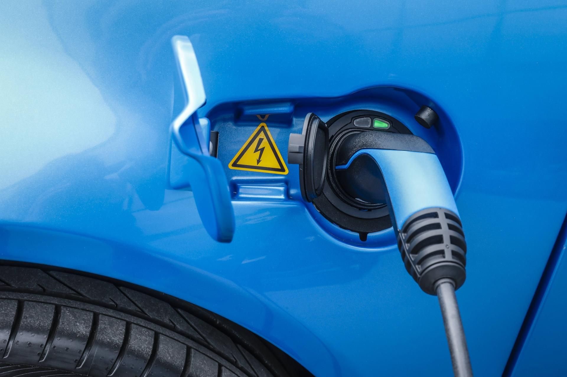 Ein E-Auto an einer Ladestation
