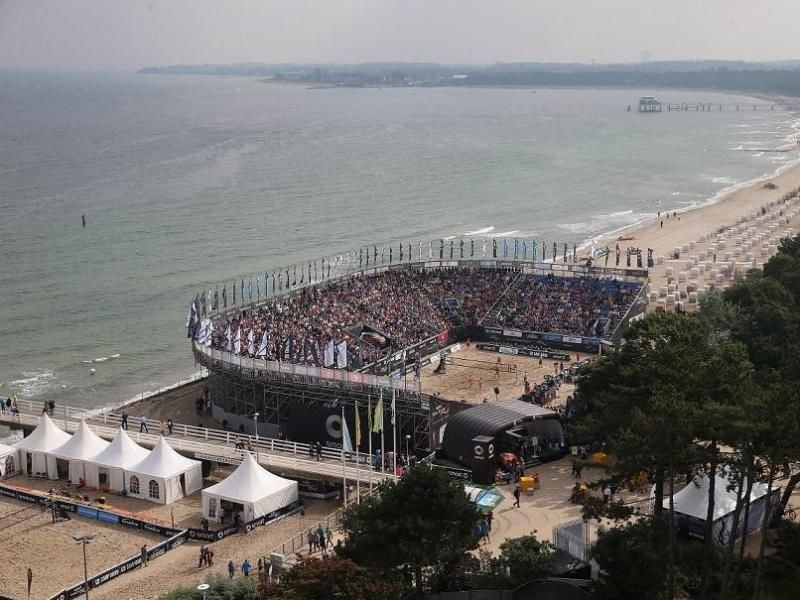 In die sonst volle Arena in Timmendorfer Strand werden bei den Beachvolleyball-Meisterschaften nur 200 Zuschauer gelassen. Foto: HOCH ZWEI/hochzwei/dpa