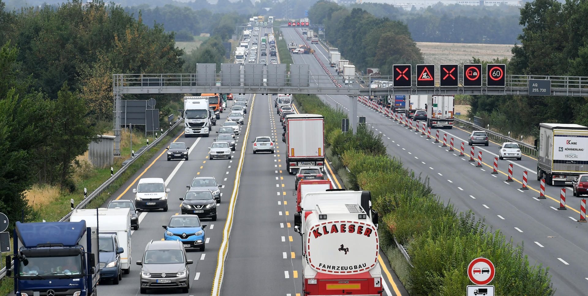 Dichter Verkehr rollt über die Autobahn 2 in Niedersachsen: Mit einer Vielzahl von Maßnahmen wollen die Bundesländer an der wichtigen Verkehrsader jetzt für mehr Sicherheit sorgen.