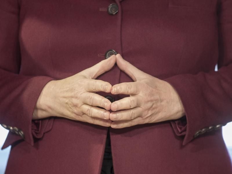 Die Merkel-Raute ist ein Beispiel dafür, wo sich die Hände bei einem Gespräch befinden sollten: im mittleren Teil des Körpers zwischen Schultern und Gürtellinie. Foto: Michael Kappeler/dpa