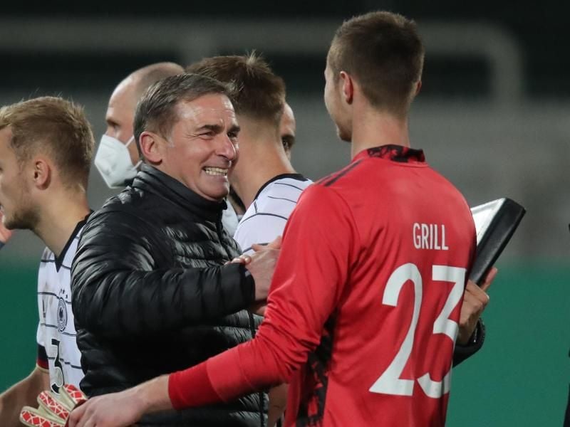 Stehen mit Deutschlands U21 kurz vor dem EM-Ticket: Trainer Stefan Kuntz (l) und Torwart Lennart Grill.. Foto: Daniel Karmann/dpa