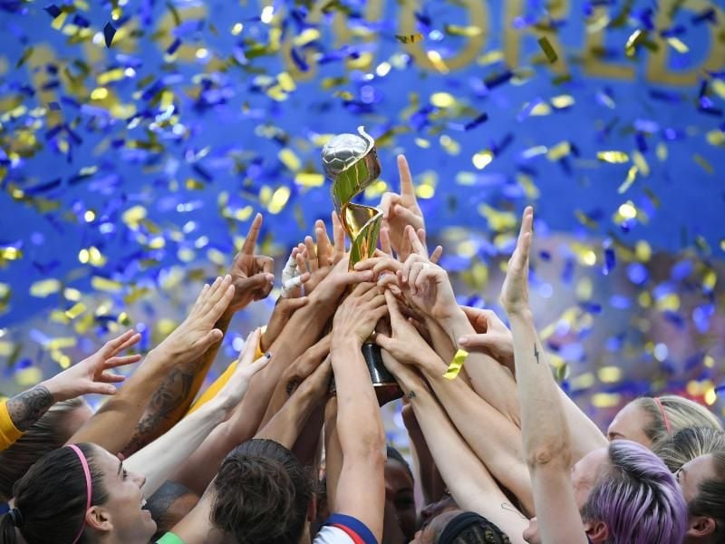Die US-Spielerinnen feiern ihren Sieg und halten gemeinsam den WM-Pokal nach oben. Foto: Sebastian Gollnow