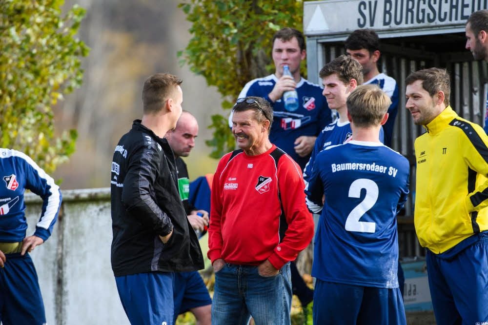 Heiko Böttcher (3.v.l.) mit seinen Schützlingen der Spielgemeinschaft Baumersroda II/Burgscheidungen. Der Tabellenletzte unterlag der Kombination Memleben/Wohlmirstedt mit 2:4.