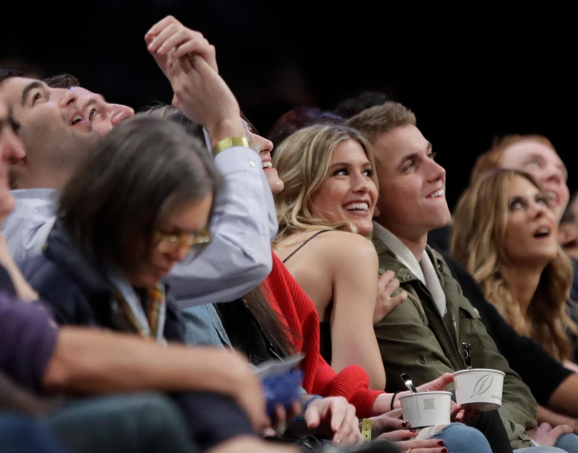 Die kanadische Tennisspielerin Genie Bouchard (links) zusammen mit ihrem Blind-Date, John Goehrke, während der zweiten Halbzeit des NBA-Spiels Brooklyn Nets gegen Milwaukee Bucks.