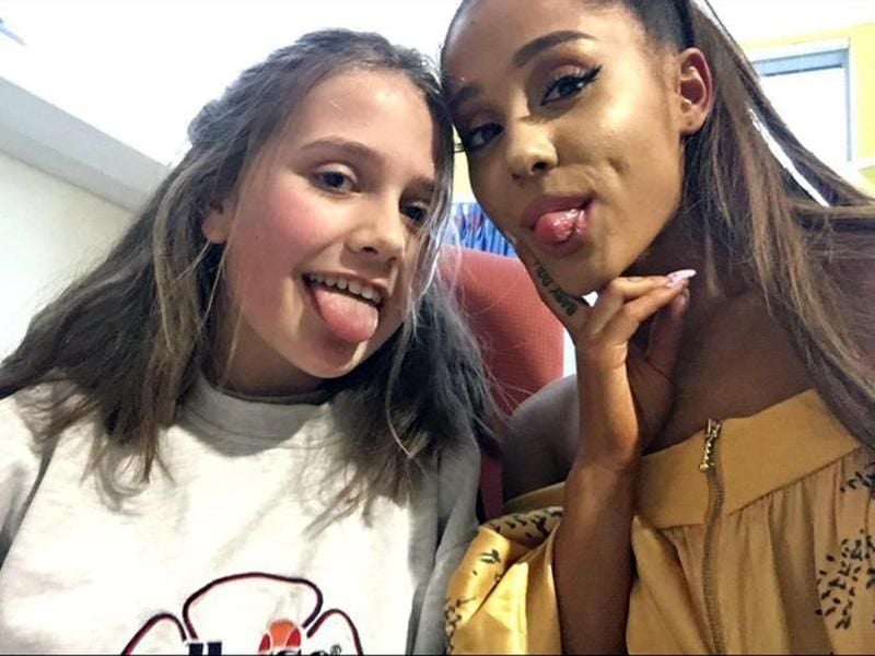 Ariana Grande macht Quatsch mit der kleinen Evie im Royal Manchester Kinderkrankenhaus. Foto: Uncredited/Manchester Evening News
