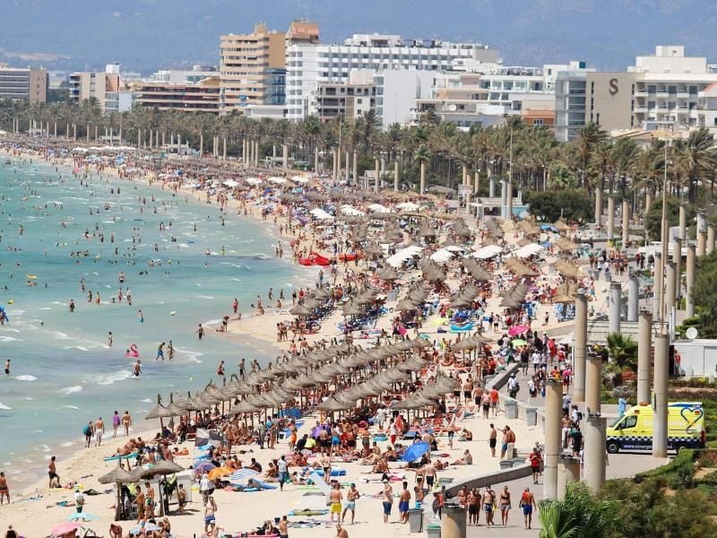 Touristen sonnen sich am „Ballermann”-Strand von El Arenal auf Mallorca, wo ein 18-jähriger Deutscher eine erst 14 Jahre alte Touristin aus Deutschland vergewaltigt haben soll. Foto: Clara Margais/dpa