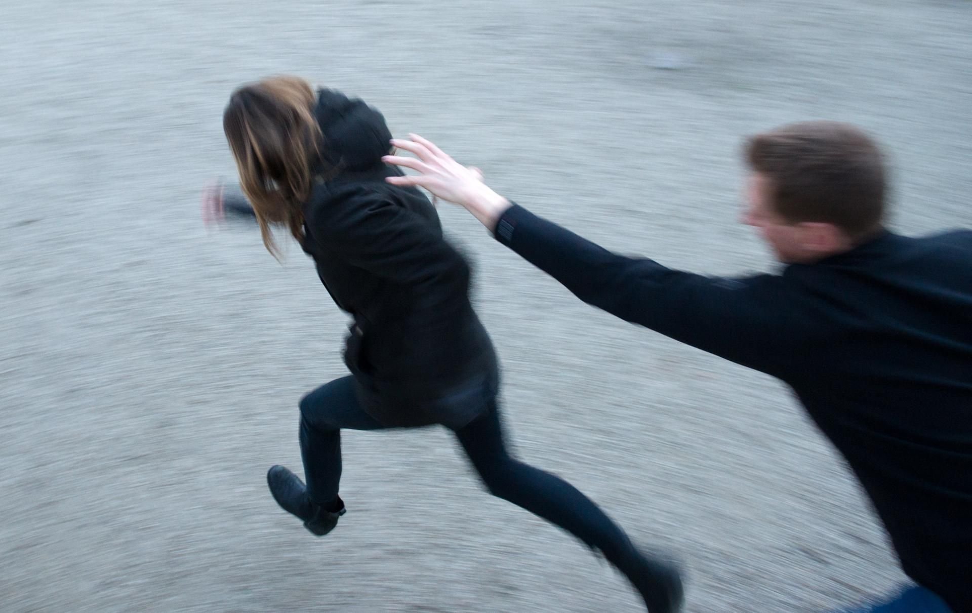 Zwei Brüder haben ihre Schwester vor dem Dortmunder Hauptbahnhof verprügelt.