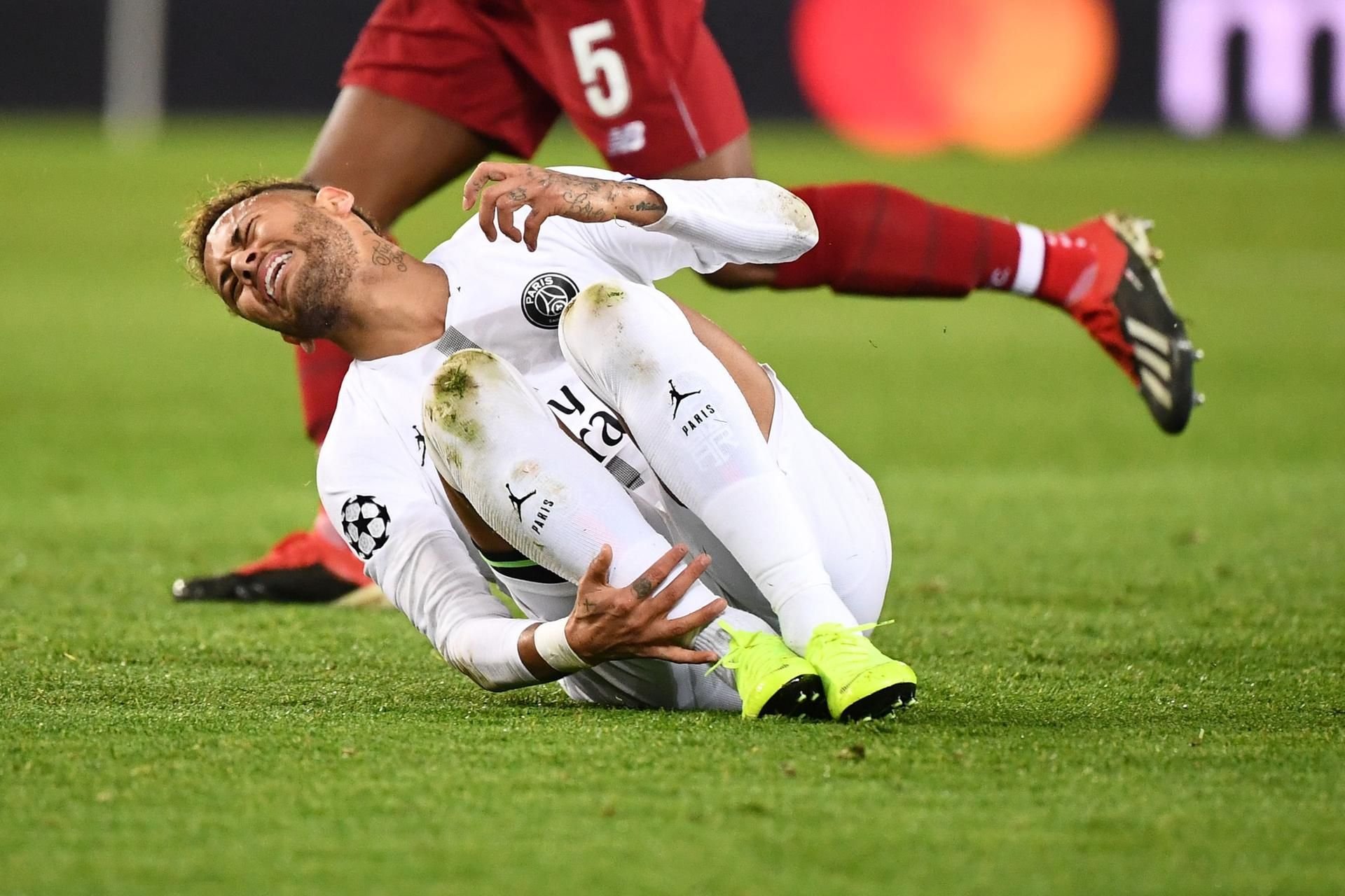 Kann gut schauspielern: brasiliens Superstar Neymar von Paris Saint-Germain.