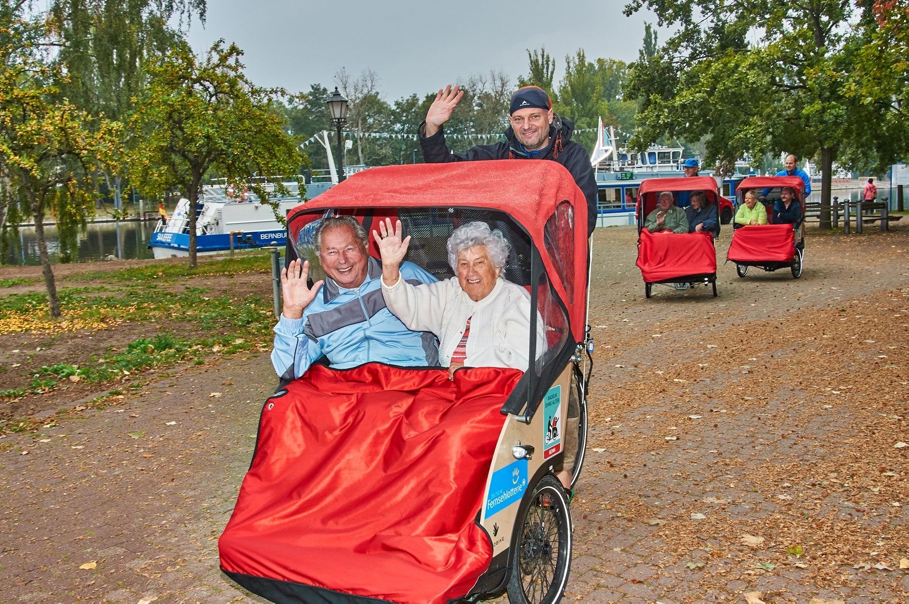 In einer Rikscha an der Saale-Promenade entlang kutschiert zu werden - Rudolf Tröster und Helga Nöhrhoff haben diese Chance am Freitag spontan ergriffen. Ihr Chauffeur ist der Däne Chris Andersen.