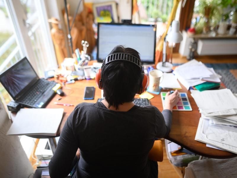 Eine Frau arbeitet im Homeoffice. Foto: Sebastian Gollnow/dpa/Archivbild