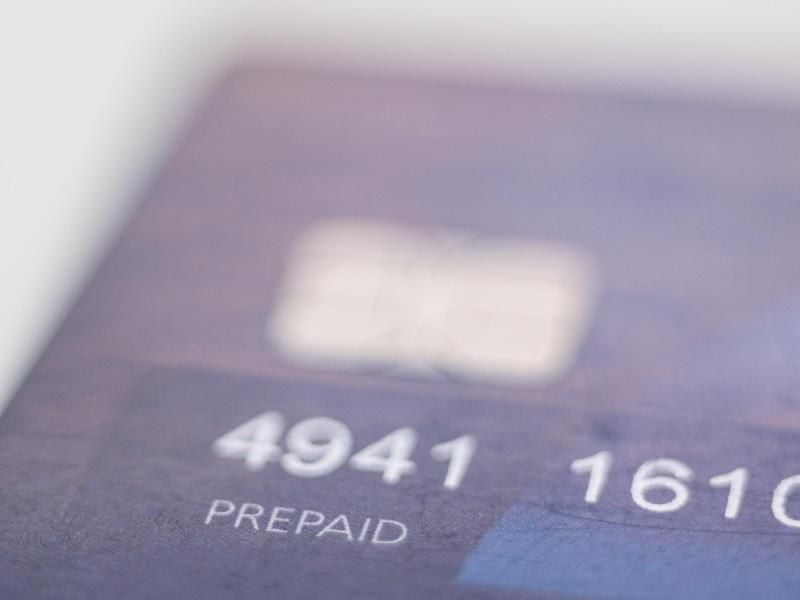Bei Prepaid-Kreditkarten müssen Nutzer erst ein Guthaben aufladen, bevor sie damit im Laden oder in Online-Shops bezahlen können. Foto: Robert Günther