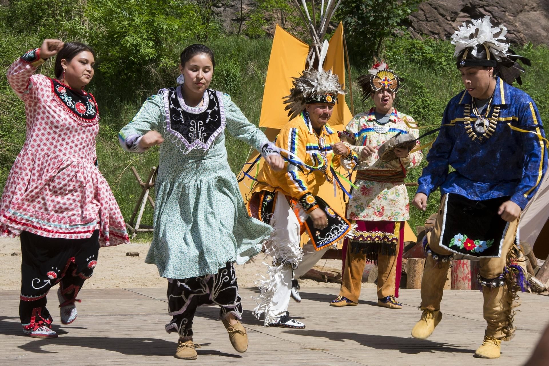 Indianer tanzen kurz vor dem Beginn des Karl-May-Festes 2015 in Radebeul auf dem Festgelände am Hohen Stein.