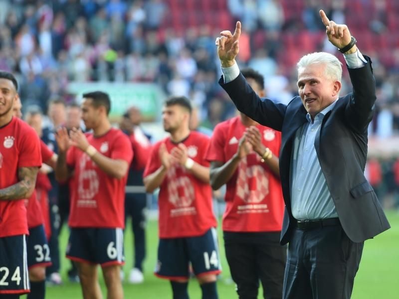 Bayern-Coach lässt sich von den Fans und seinen Spielern gleichsam feiern. Foto: Andreas Gebert