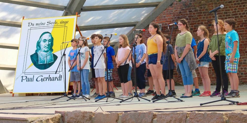 Musik geht immer, Paul Gerhardt auch: Beim traditionellen Liedersingen interpretierte der Nachwuchs, hier Fünftklässler aus dem Paul-Gerhardt-Gymnasium, den Kirchenlieddichter auf eigene Art.
