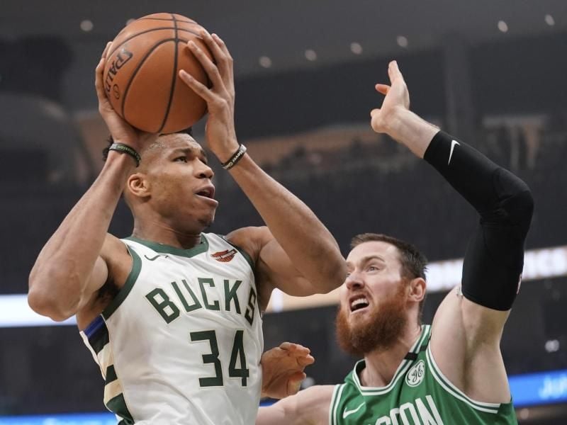 Aron Baynes von den Boston Celtics verteidigt gegen Giannis Antetokounmpo (l) von den Milwaukee Bucks. Foto: Morry Gash/AP