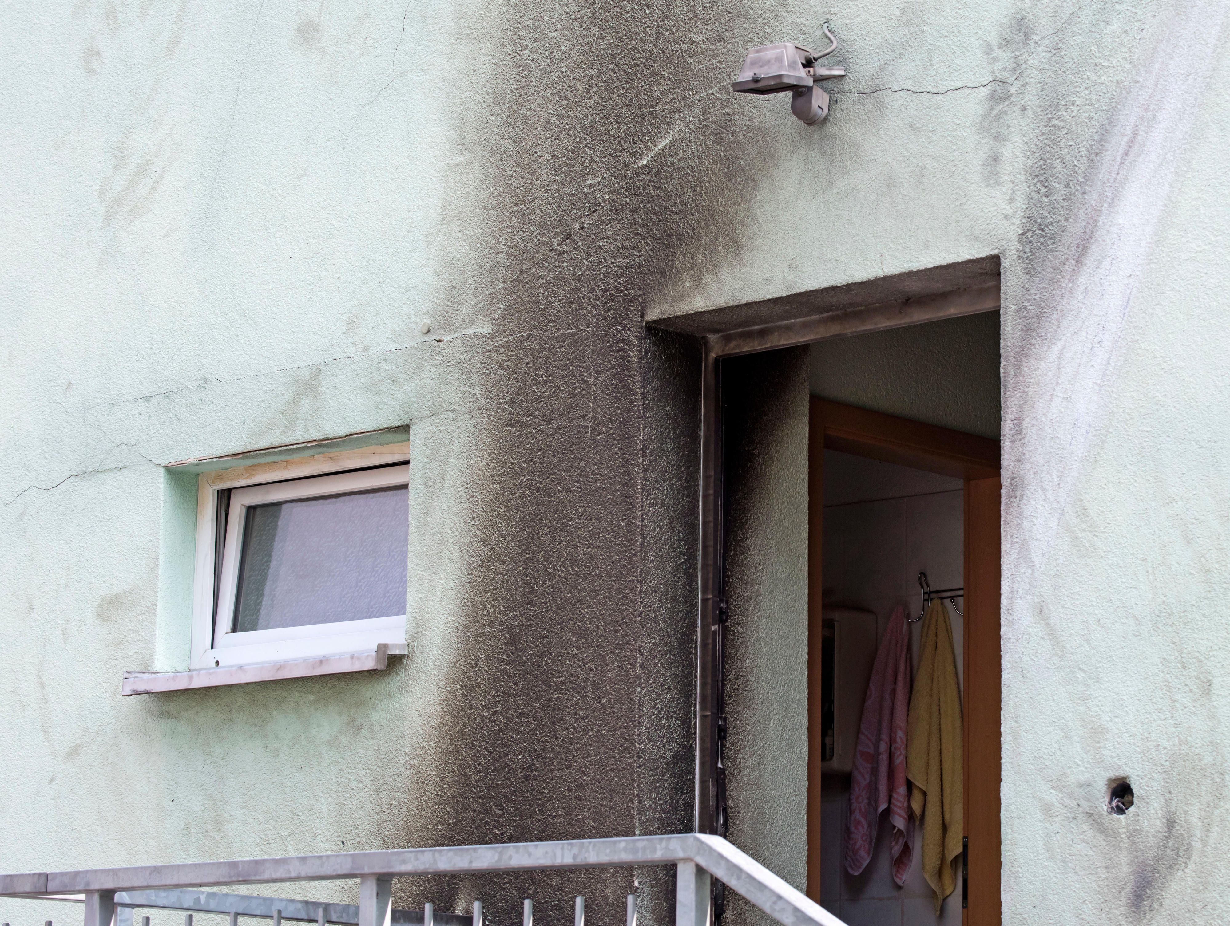 Vor diesem Eingang einer Mosche in Dresden wurde am Montag Sprengstoff gezündet.