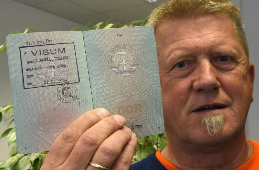 Axel Pich mit seinem Visum aus DDR-Zeiten.