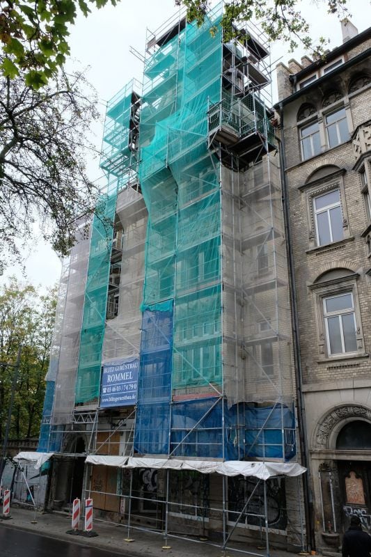 Fritz Möllers Haus jetzt eingerüstet zu Beginn seiner Sanierung.