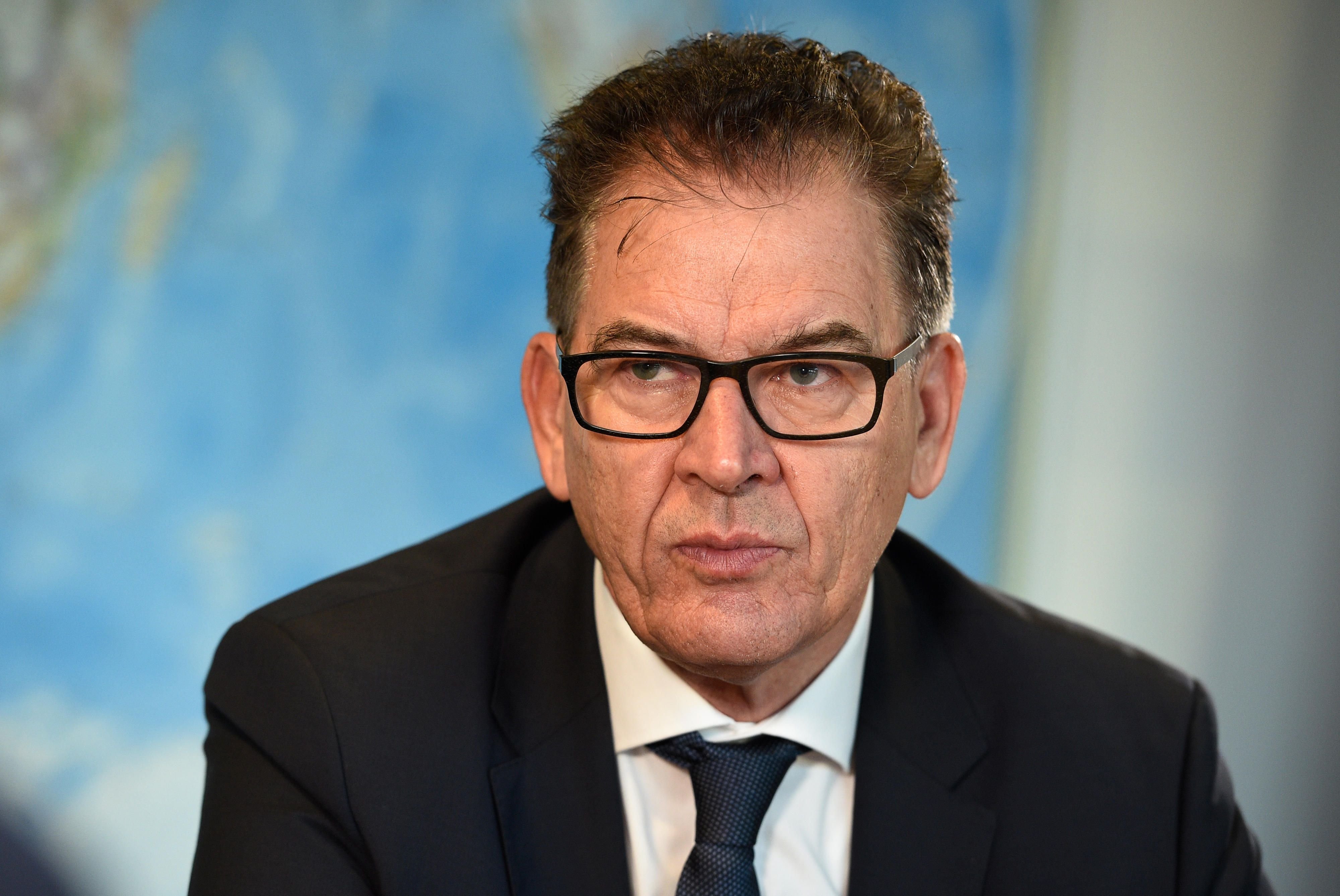 Entwicklungsminister Müller fordert ein abgestimmtes Asyl-, Ausländer- und Migrationskonzept.