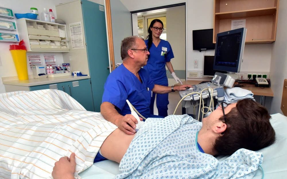 Oberarzt Ingo Böttcher und Bereichsleiterin Juliane Riel bei der Arbeit in der Notfallambulanz der Asklepios-Klinik.