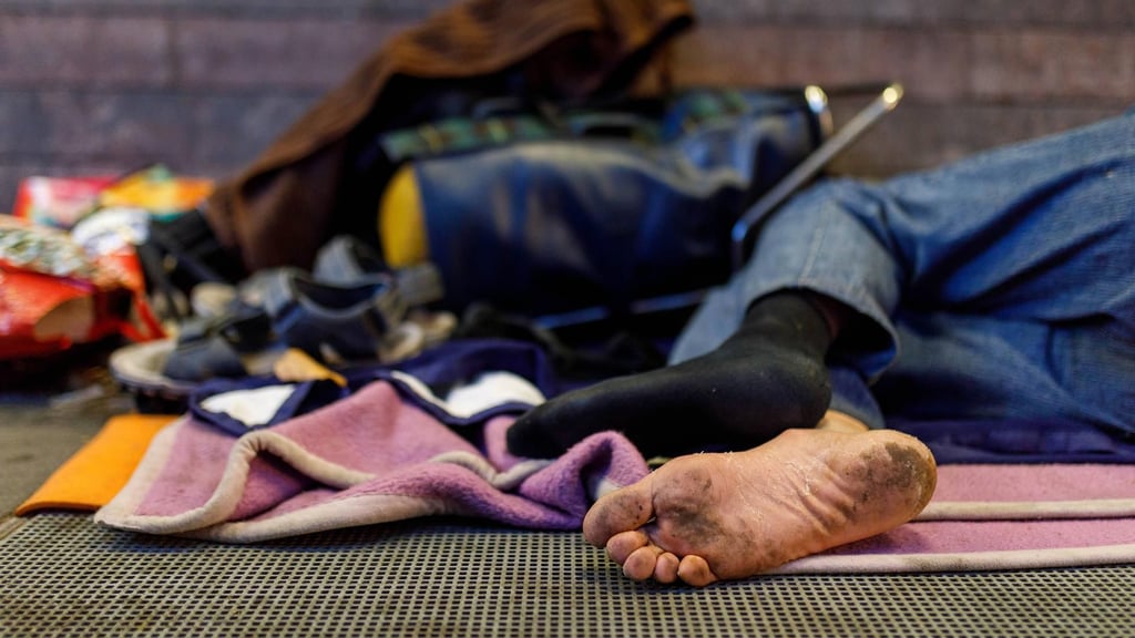 An den heißen Tagen sind obdachlose Menschen besonders von der Hitze und ihren Folgen betroffen.