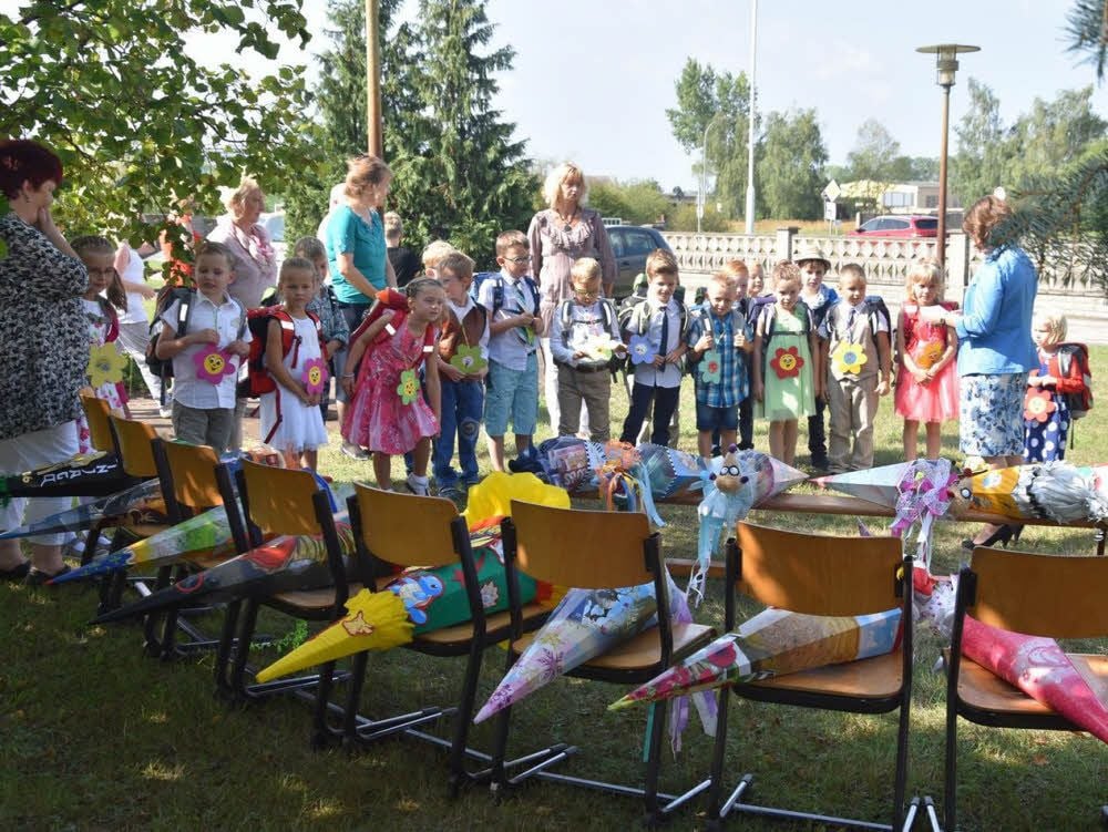Für einen Zuckertütenbaum waren die bunten Geschenkverpackungen zu groß und zu schwer. Deshalb lagen sie auf der Bank und den Stühlen für das Einschulungsfoto bereit.