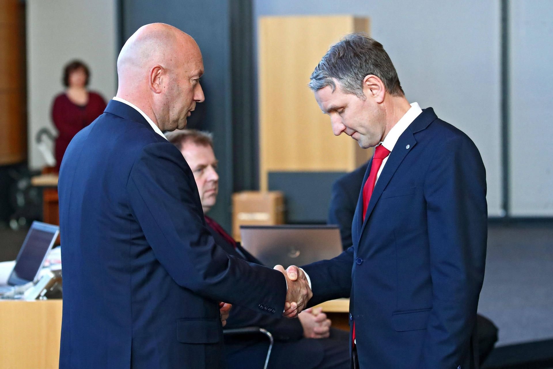 Björn Höcke (AfD, rechts) gratuliert Thomas L. Kemmerich (FDP), dem neu gewählten Ministerpräsidenten in Thüringen.