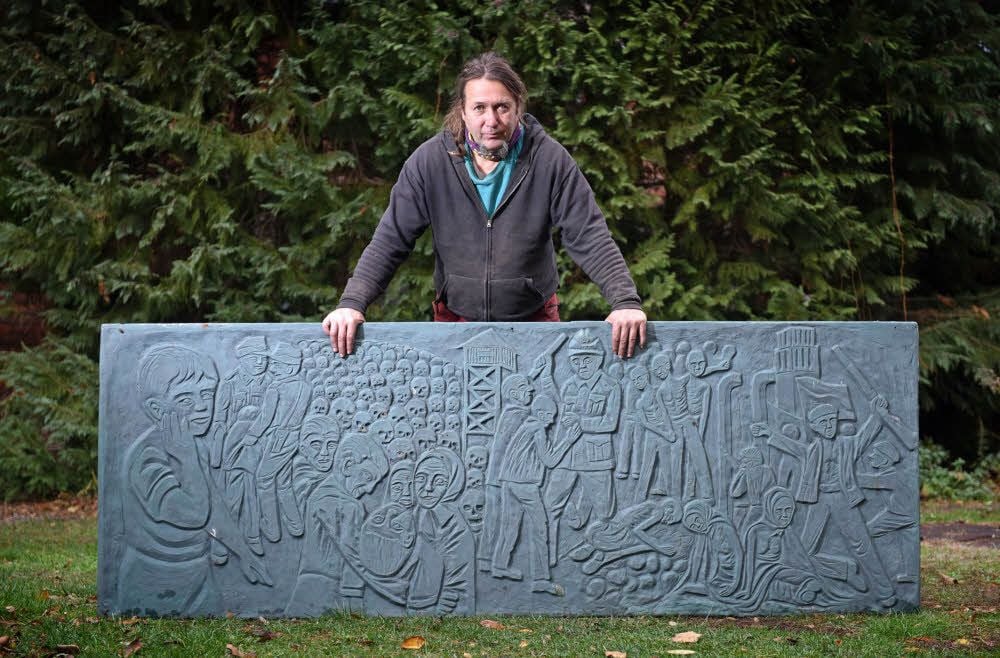 Raik Zenger präsentiert das Relief seines Lehrers Wolfgang Köppe.