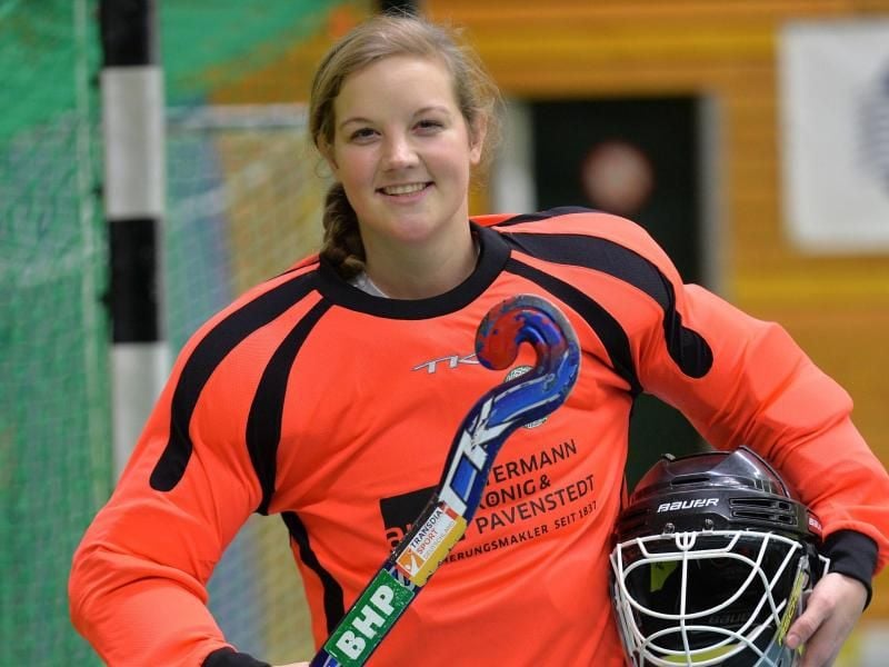 Chantal Bausch ist Trägerin eines Spenderherzes und Torfrau in einer Hockey-Regionalligamannschaft. Foto: Michael Bahlo/dpa