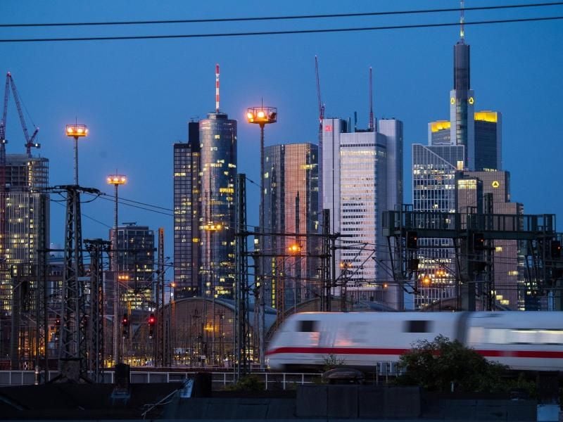 ICE vor der Skyline der Mainmetropole Frankfurt. Auf der Schnellstrecke Köln-Frankfurt wird der Bahnverkehr wieder aufgenommen. Foto: Andreas Arnold