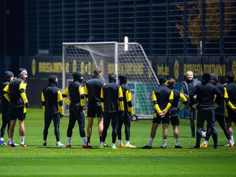 Abschlusstraining von Borussia Dortmund: Trainer Lucien Favre (4.v.r) hält vor der Mannschaft eine Ansprache. Foto: Guido Kirchner/dpa