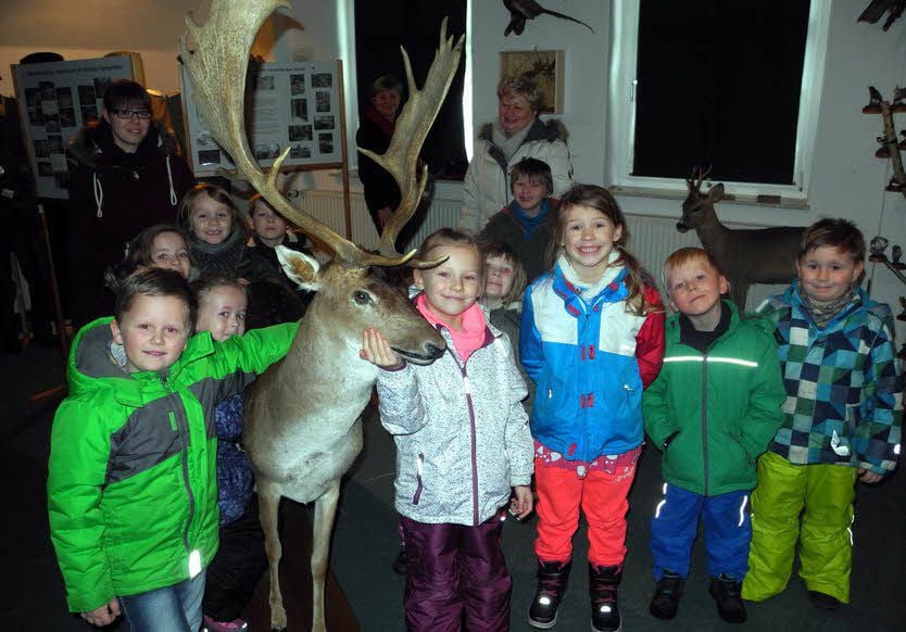 Wer lebt in den heimischen Wäldern? Mädchen und Jungen aus der Kindertagesstätte „Koboldmühle“ haben es dieser Tage bei einem Ausflug ins Heidemuseum Arnsdorf erfahren.