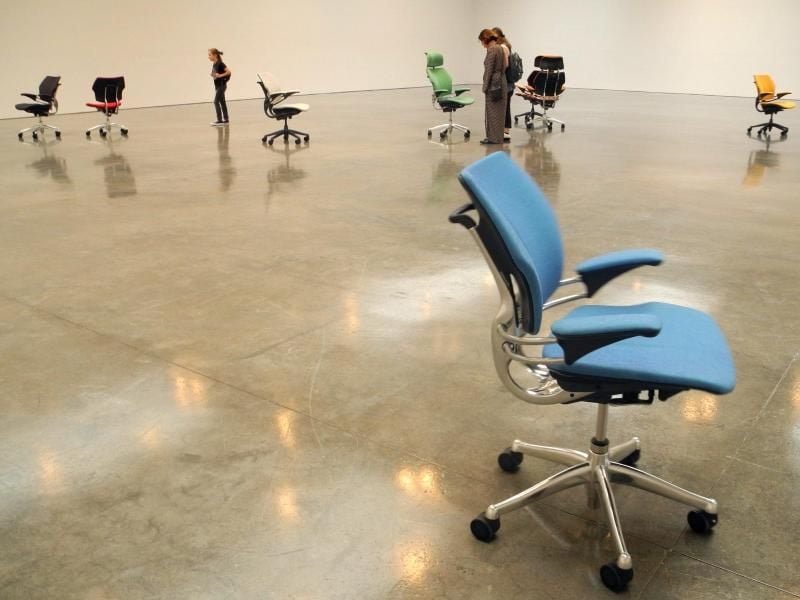 Bürostühle, die sich durch die Ausstellung „Play” in der New Yorker Galerie Gagosian bewegen. Die Stühle reagieren mit Hilfe von Sensoren auf Bewegungen in ihrer Nähe. Foto: Johannes Schmitt-Tegge