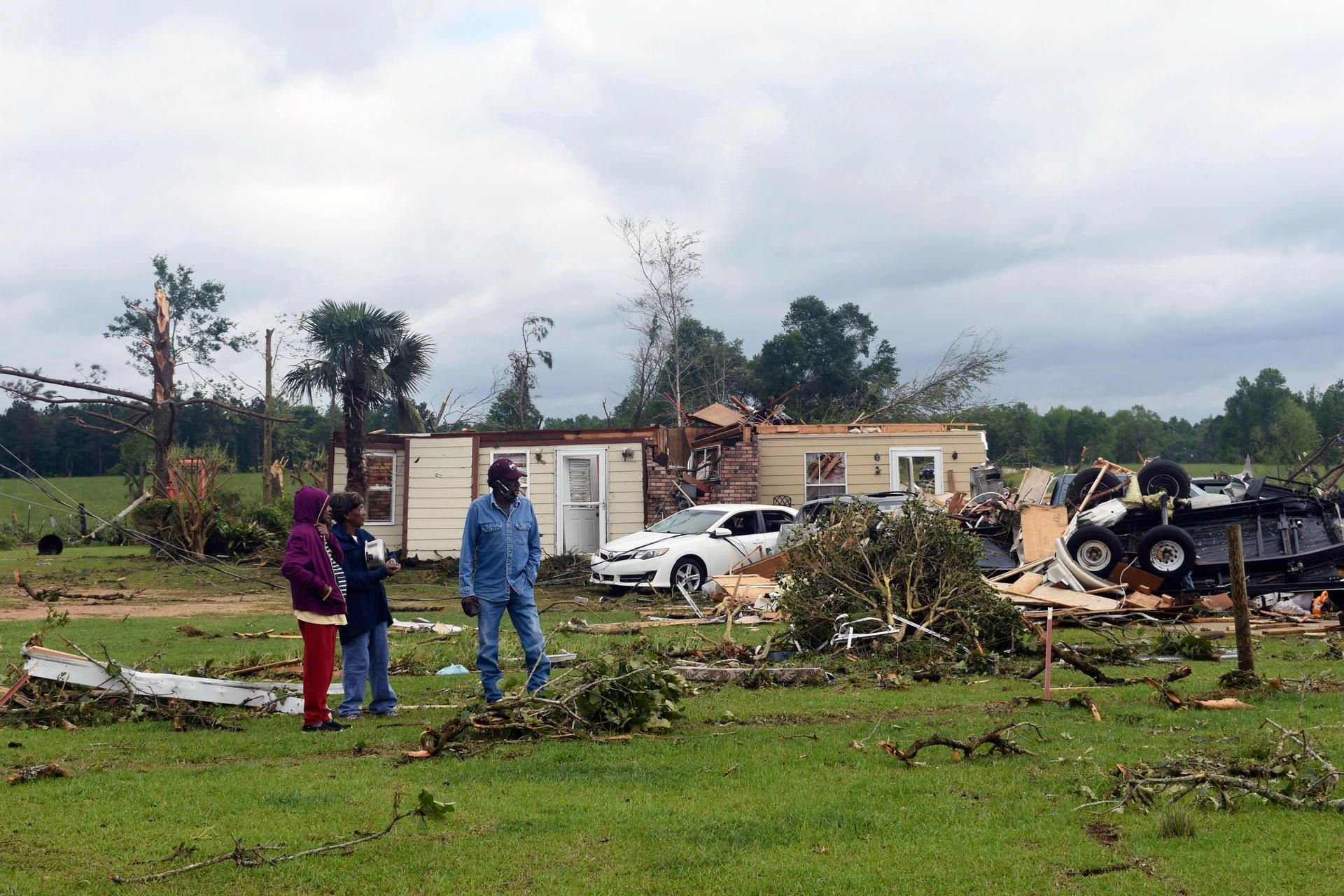 Bürger aus Tylertown im US-Bundesstaat Mississippi stehen vor den Überresten ihres Hauses.