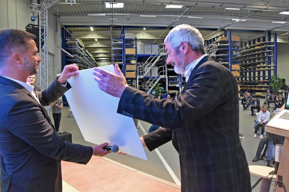 Holger Sasse, Chef der Firma Novo-Tech (r.), erhält das Cradle-to-Cradle-Zertifikat in Gold von EPEA-Niederlassungsleiter Markus Diem.